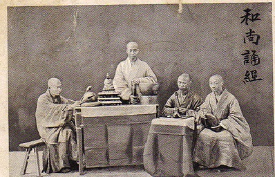 budhistickí mnísi počas uctievania