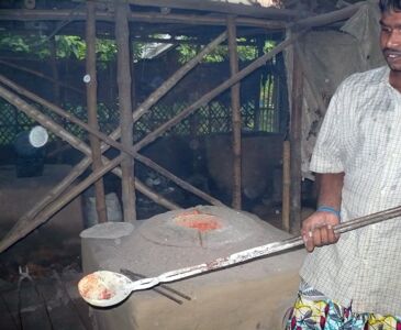 odlievanie roztaveného bronzu do foriem